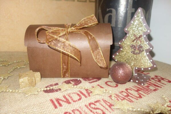 Geschenktruhe mit 500g Kaffee & Dosierlöffel – Bild 2